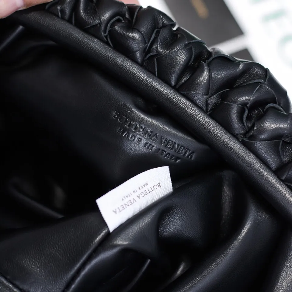 🔥🔥The counterattack of the popular Bottega Veneta started with this series of cloud bags, which went viral in the fashion circle and started a craze! Out of stock, out of stock, out of stock... One piece is hard to find, super hard to buy, regardless of age, season, or occasion. Very classy. Really, if you carry this on the road, it will turn heads! This is also the reason why this series is so expensive. Large size: 38*20*8.5cm [Big Cloud Weave] Black